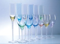 世界上最神秘的酒杯一种美人酒杯,杯底是一个凸透镜,其下面的夹层里藏着一个美人的照片,没有装酒时,杯