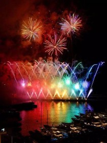 中国烟花最壮观,中国浏阳国际花炮节焰火组成200米长“浏阳河”